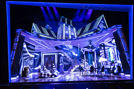 A diagram comparing reverberation and echo. On the left, reverberation shows sound waves overlapping and persisting in a space. On the right, echo shows distinct, separated sound waves reflecting back to the source.