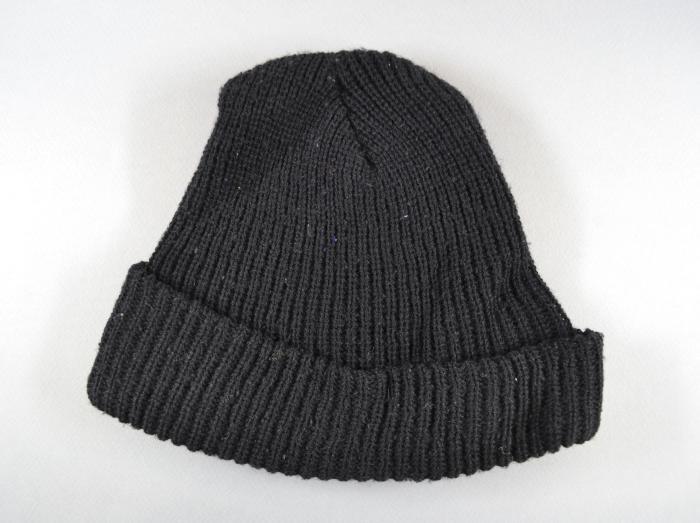 A black hat with a white background

Description automatically generated with low confidence