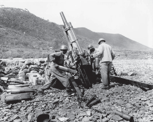 An image of several soldiers surrounding an artillery piece.