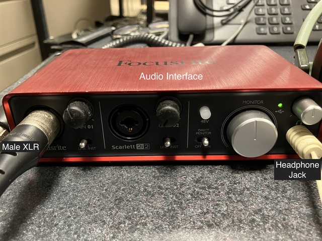 Image illustrating how to connect a male XLR connector and an audio headphones Jack to an interface